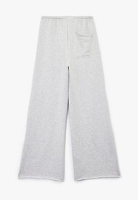 Grå bredbenede sweatpants lavet af blødt stof, med en elastisk talje og en enkelt baglomme. Rene kanter uden yderligere udsmykninger.