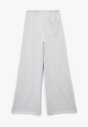Pantalones de chándal anchos grises hechos de tejido suave, con una cinturilla elástica y un único bolsillo trasero. Bordes limpios sin adornos adicionales.