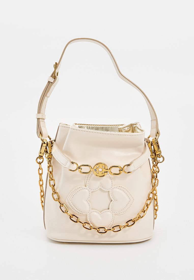 Cremefarbener Leder-Eimerbeutel mit goldenen Beschlägen, Kettenriemen und floralem Reliefdesign. Verfügt über eine Kordelzugöffnung und ein glänzendes Innenfutter.