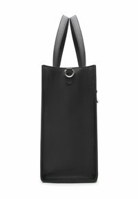 Bolso tote de cuero negro con textura suave, forma rectangular alta, asas grises dobles y un detalle de anillo circular plateado en la parte superior.