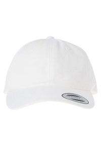Hvid bomuldsbaseballkasket med en buet skygge, seks ventilationshuller og et klassisk klistermærke på fronten. Flad krone-design.