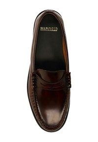 Bruine leren instapper met een gladde afwerking, voorzien van een gevoerde binnenzool en decoratieve stiksels aan de voorkant. Merkennaam "MANFIELD" zichtbaar.