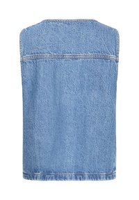 Ærmeløs lyseblå denimvest med synlige syninger og en vandret søm tværs over øvre ryg.