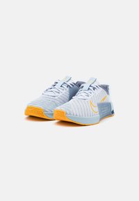Nike Performance METCON 9 FLYEASE - Scarpe da allenamento - football grey/sundial/light armory blue/ashen slate/light carbon