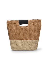 Bolsa de mano tejida con un diseño de bloques de color crema y marrón, que presenta un acabado texturizado y un asa negra.