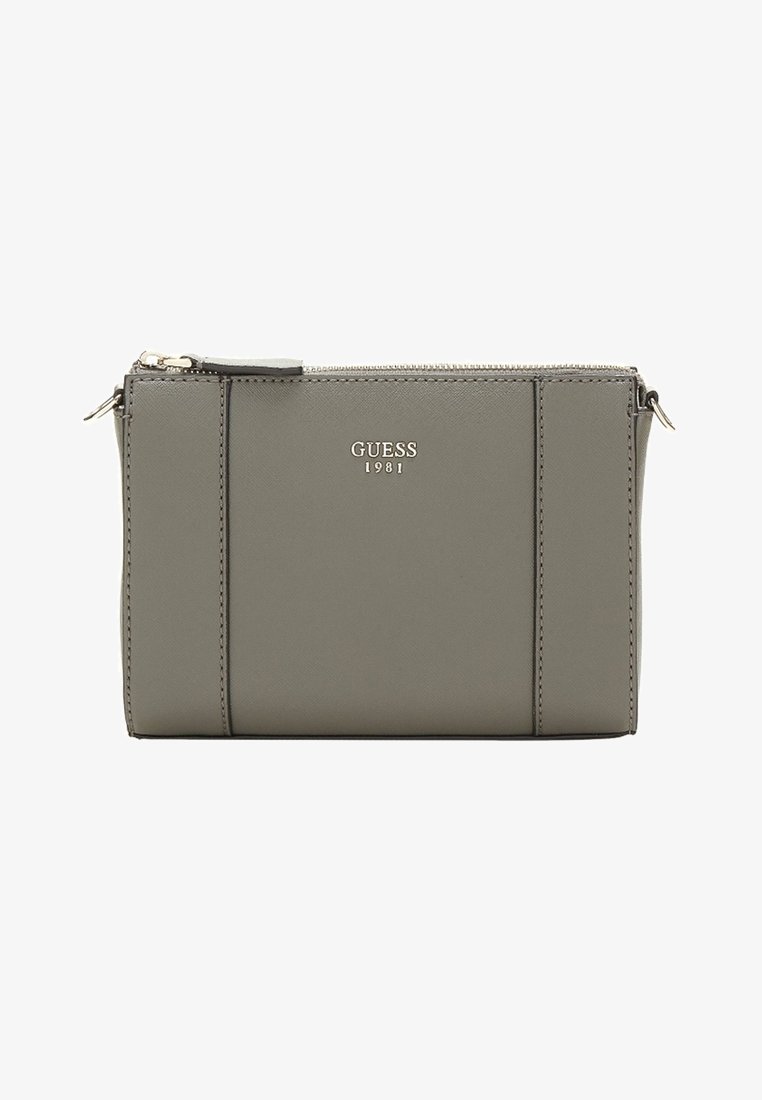 Harmaa synteettisestä kankaasta valmistettu clutch-laukku, jossa on vetoketju, yksinkertainen muotoilu ja etupuolella kohokuvioitu "GUESS 1981" -logo.