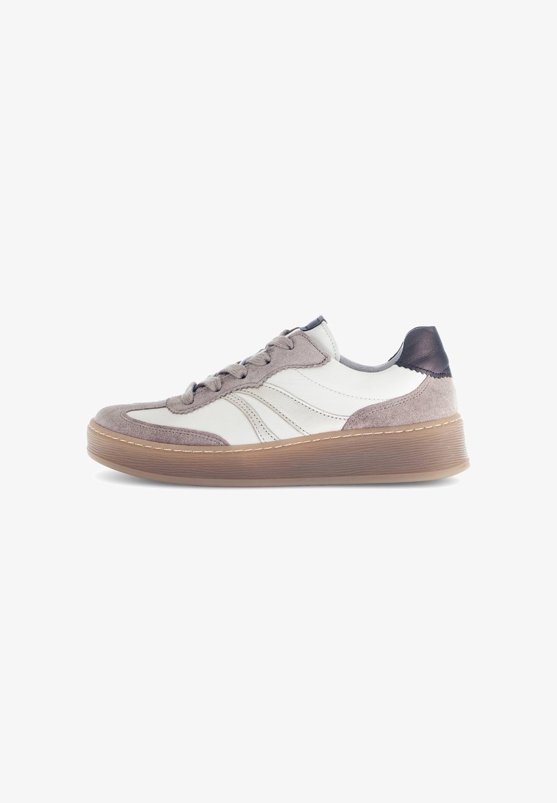Sneaker bianca e grigia con texture in suede e pelle, punta rotonda, suola piatta in gomma e cuciture tonalità. Design con lacci e dettagli in contrasto.
