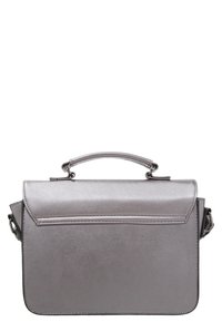 Grå konstläder axelväska med en strukturerad form, topphandtag och avtagbar rem. Har en klaffstängning och en bakficka.