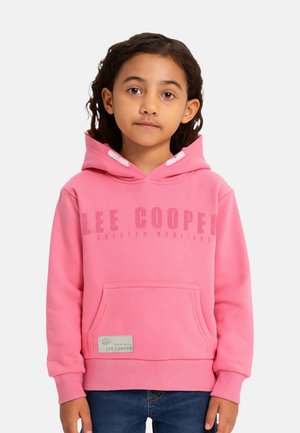 Sweat à capuche rose avec poche avant et logo. Comprend une capuche avec cordon de serrage et des poignets côtelés. Tissu doux avec une texture lisse.