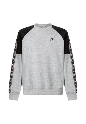 Lichtgrijze crewneck sweatshirt met zwarte bovenarmen, Champion-logo's op de borst en herhaalde logo's op zwarte mouwenstrepen.