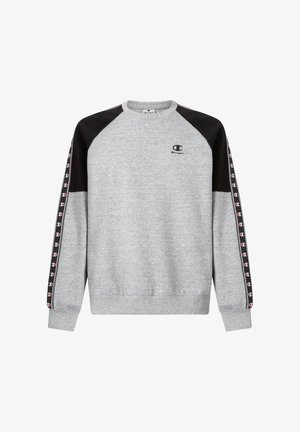 Lichtgrijze crewneck sweatshirt met zwarte bovenarmen, Champion-logo's op de borst en herhaalde logo's op zwarte mouwenstrepen.