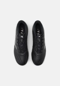 Scarpe da atletica nere con tomaia in similpelle, design con lacci, dettagli testurizzati e striscia riflettente. Suola chiodata per la trazione.