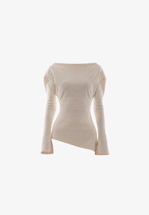 Asymmetrisch langemouwtop in off-white geribbelde stof, met een bootnek en een getailleerde pasvorm met zijsplitten voor bewegingsgemak.