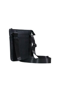 Bolso bandolera negro texturizado con correa ancha de nailon ajustable, forma rectangular y cierre de cremallera en la parte superior.