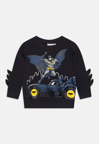 Felpa nera con grafica di Batman che presenta un mantello grigio e una Batmobile blu. Include dettagli neri con ali sulle maniche.