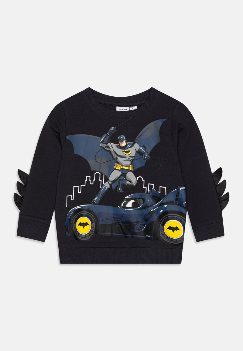 Felpa nera con grafica di Batman che presenta un mantello grigio e una Batmobile blu. Include dettagli neri con ali sulle maniche.