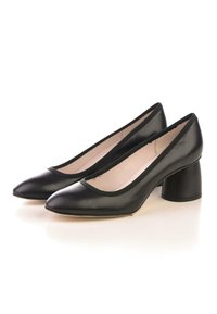 Zapatos de tacón bloque de cuero negro con puntera afilada, cuello redondeado y textura suave. Diseño sencillo sin patrones ni herrajes visibles.