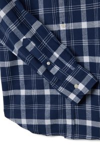 Marineblaues und weißes kariertes Hemd aus Baumwolle, mit geknöpftem Manschetten und Kragen, aus strukturiertem Stoff und mit kontrastierendem Karomuster.