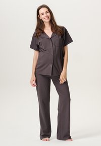 Grijze korte mouwen pyjama set met een overhemd met knoopsluiting en een borstzak, evenals loszittende broek, gemaakt van zachte stof.