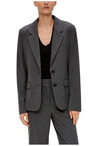 Blazer gris en tissu doux, avec un col cranté, deux poches avant et deux boutons sur le devant. Coupe ajustée.