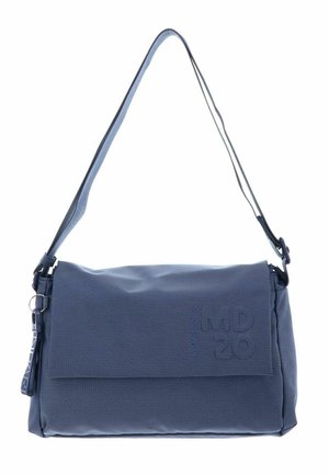 Sac à épaule en tissu bleu texturé avec sangle réglable et fermeture à rabat, avec un lettrage en relief subtil sur le devant.