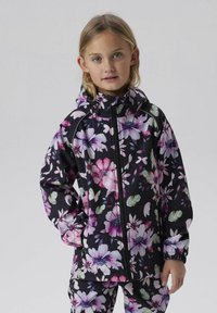 Giubbotto impermeabile floreale con sfondo nero decorato da fiori rosa e viola, chiusura con zip, cappuccio e polsini elasticizzati per una vestibilità aderente.