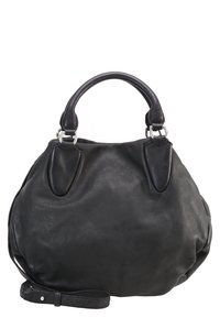 Czarna skórzana torebka o zaokrąglonym kształcie, z dwoma krótkimi uchwytami, odpinanym paskiem na ramię oraz srebrnymi detalami metalowymi.