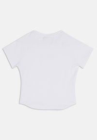 Valge lühikeste varrukatega T-särk ümarate servadega, valmistatud pehmest puuvillast, millel on lõdvestunud lõige ja raglanvarrukad.