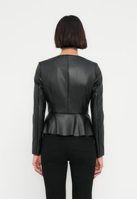 Μαύρο δερμάτινο σακάκι πεπλούμ με μακριά μανίκια, εφαρμοστή μέση και λείο ύφασμα, με στρογγυλεμένο λαιμό και δομημένη ραφή στην πλάτη.