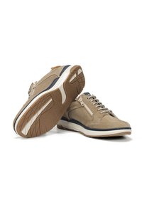 Zapatos de ante y malla beige con un acento azul marino, cierre de cordones en la parte frontal y cremallera lateral, con una suela de goma texturizada y una entresuela blanca.