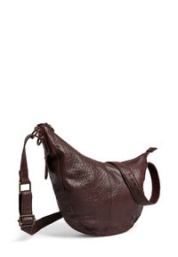 Sac à épaule en cuir bordeaux avec une surface texturée, une forme décontractée, une fermeture éclair et une bandoulière réglable avec quincaillerie métallique.