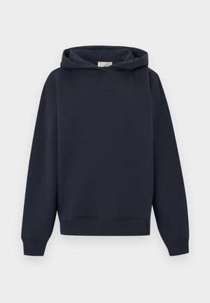 Donker marineblauwe pullover hoodie met lange mouwen, geribbelde boorden en zoom, en een subtiel toon-op-toon borduursel van de merknaam op de borst.