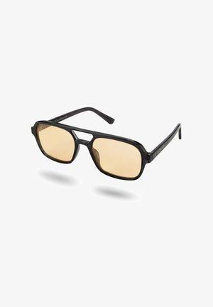 Schwarze rechteckige Sonnenbrille mit bernsteinfarben getönten Gläsern und Doppelsteg-Design, vor weißem Hintergrund gezeigt.