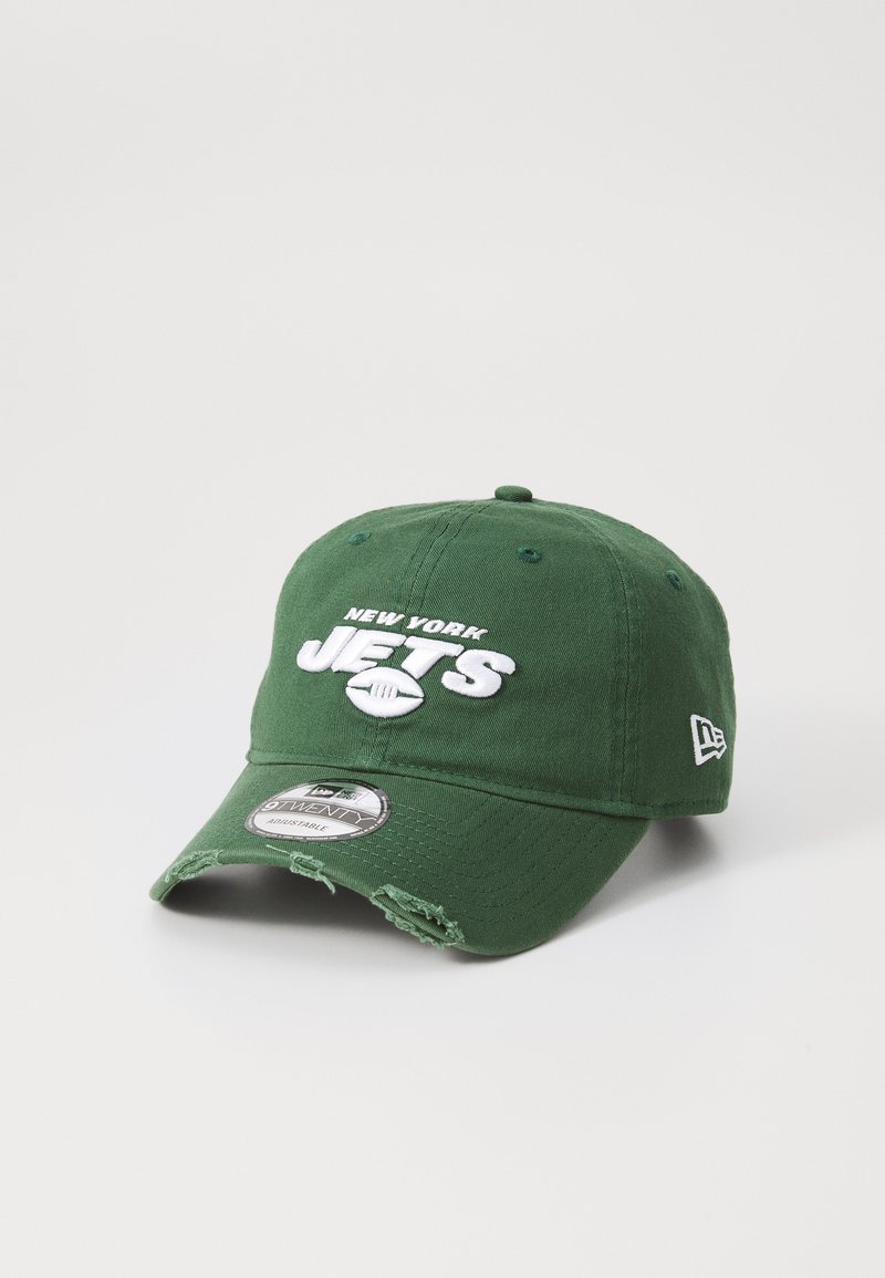 Grønn caps med buet skjerm, med "NEW YORK JETS" i hvit brodering og en fotballgrafikk. Slitt tekstur på skjermen. New Era-merkelapp festet.