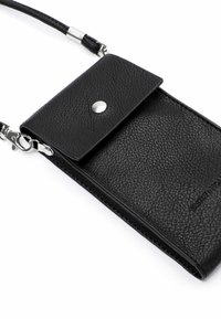 Pochette en cuir noir avec une finition texturée, fermeture à bouton-pression et une bandoulière amovible. Équipée de quincaillerie en argent et d'un design simple et épuré.