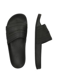 Zwarte slipper sandalen met een grove rubberen zool, brede bandjes met horizontale groeven en verhoogde branding op de band.