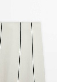 Leinenstoff mit vertikalen schwarzen Streifen auf hellbeigem Hintergrund, mit einer glatten Textur und klaren Linien.