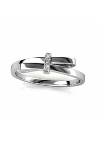 Anello in argento caratterizzato da un design intrecciato con una banda centrale impreziosita da cinque piccole gemme trasparenti. Finitura liscia e lucida con una texture brillante.
