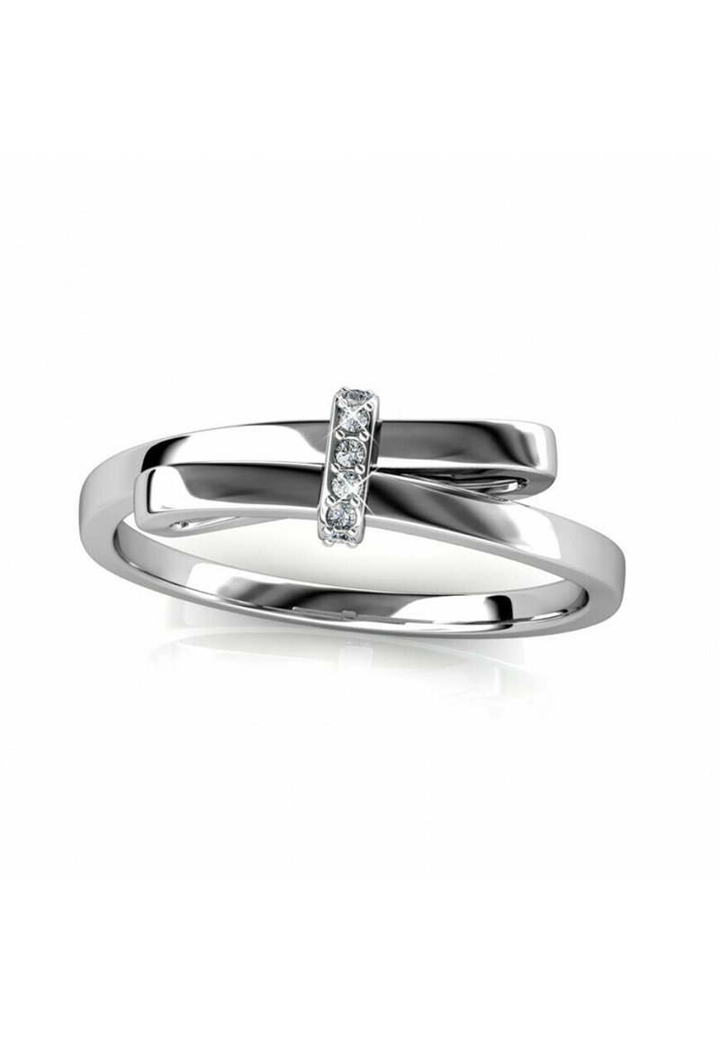Anello in argento caratterizzato da un design intrecciato con una banda centrale impreziosita da cinque piccole gemme trasparenti. Finitura liscia e lucida con una texture brillante.