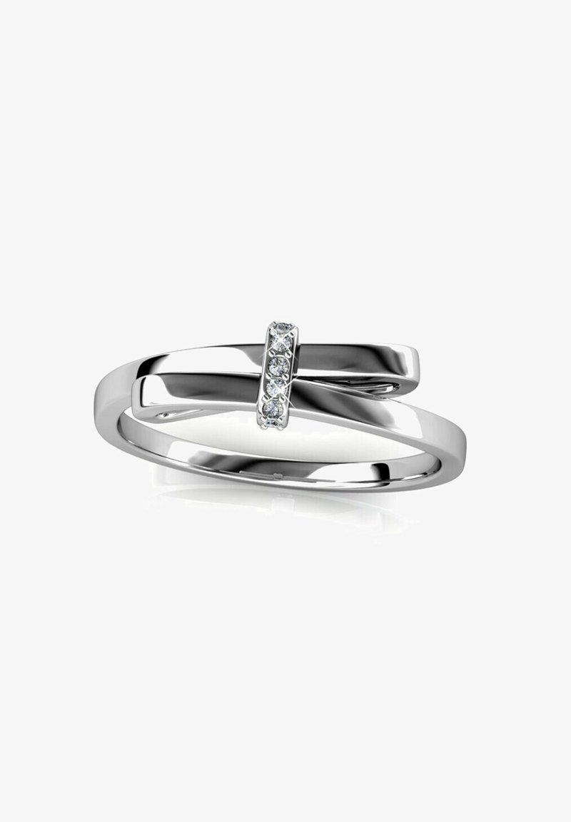 Anello in argento caratterizzato da un design intrecciato con una banda centrale impreziosita da cinque piccole gemme trasparenti. Finitura liscia e lucida con una texture brillante.