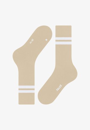 Beige Crew-Socken mit zwei weißen Streifen nahe der Oberseite, mit "R" auf der rechten Socke und "FALKE" auf der Sohle der linken Socke beschriftet.