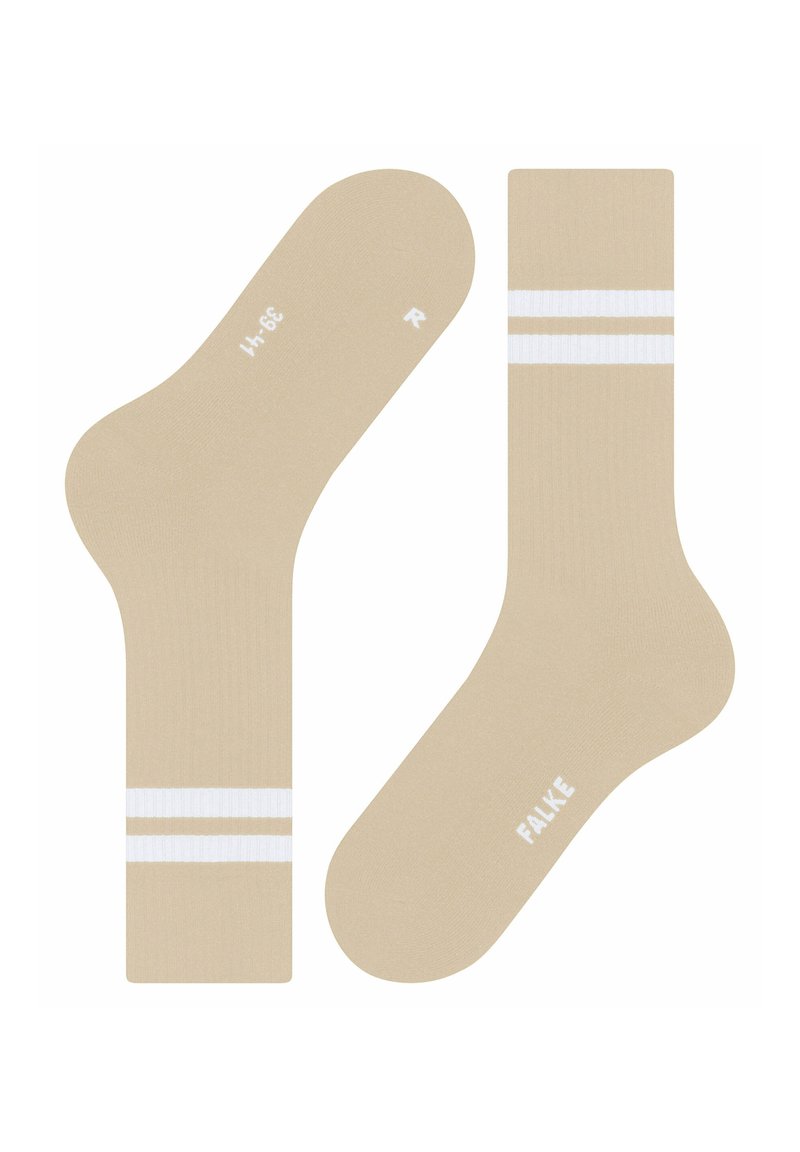 Beige Crew-Socken mit zwei weißen Streifen nahe der Oberseite, mit "R" auf der rechten Socke und "FALKE" auf der Sohle der linken Socke beschriftet.