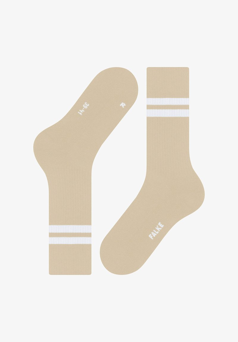 Beige Crew-Socken mit zwei weißen Streifen nahe der Oberseite, mit "R" auf der rechten Socke und "FALKE" auf der Sohle der linken Socke beschriftet.
