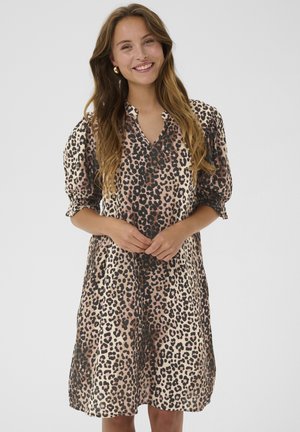 Robe à imprimé léopard en tissu doux, avec un décolleté en V, des manches bouffantes, une longueur au genou et un mélange de taches beige et noires.