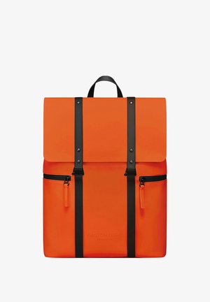 Zaino arancione con pattina pieghevole, spallacci neri e cerniere. Realizzato in materiale liscio, presenta una tasca frontale e dettagli con logo.