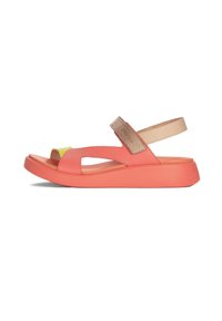 Sandalias abiertas de coral y beige con una correa texturada, diseño plano y suela duradera. Acento amarillo brillante cerca del dedo del pie.