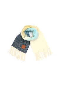Écharpe tricotée avec des couleurs jaune, bleu, gris et crème. Présente des extrémités à franges et un petit badge en cuir marron. Texture douce.