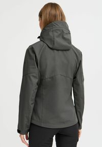 Vannavvisende mørkegrå jakke med en tettsittende design, justerbar hette og glatt tekstur. Har et minimalistisk utseende med subtil søm.