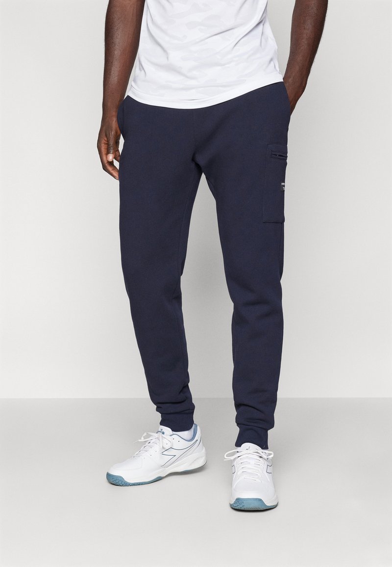 Björn Borg CENTRE TAPERED PANTS - Pantalon De Survêtement - Beetle/kaki