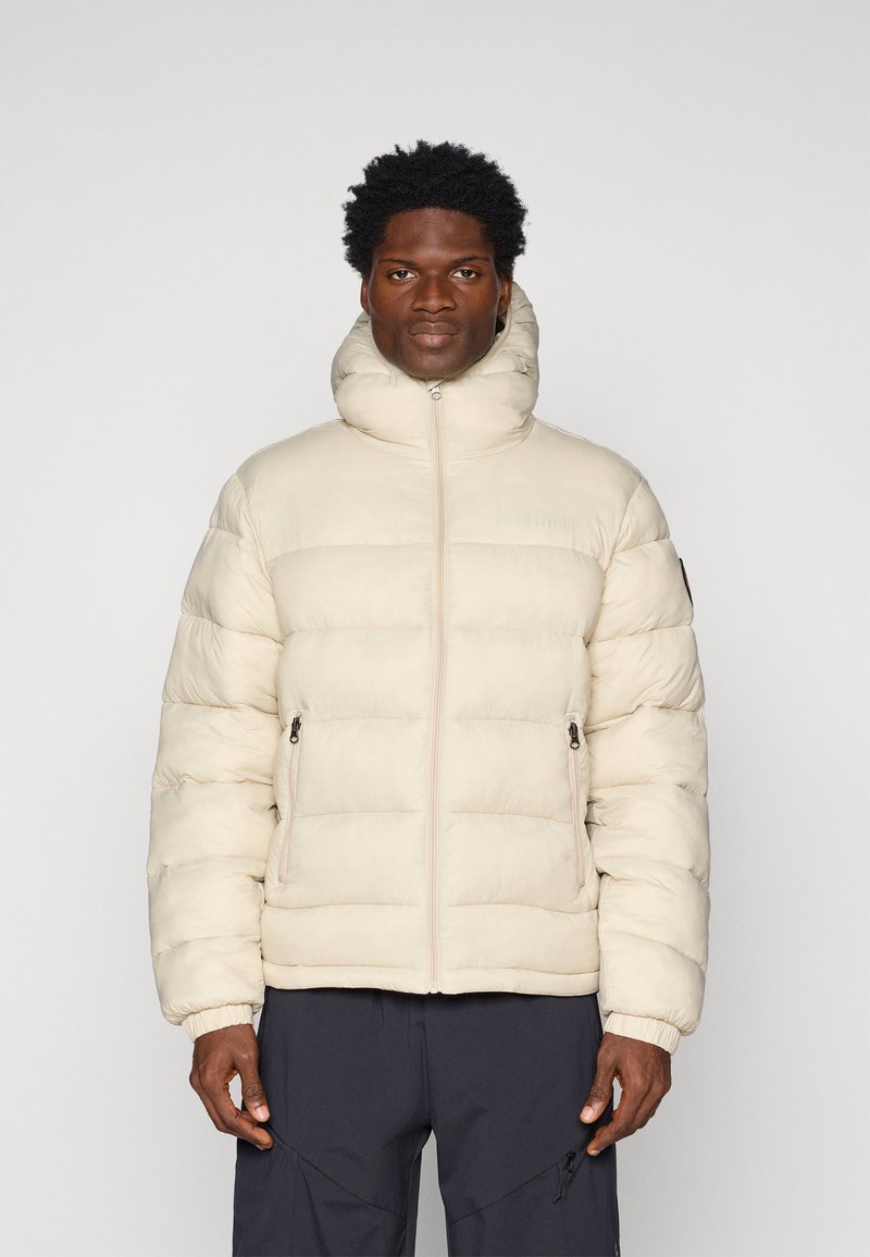 Beżowa kurtka puchowa z wysokim kołnierzem, zapinana na zamek z przodu oraz bocznymi kieszeniami. Posiada pikowaną fakturę i elastyczne mankiety dla ciasnego dopasowania.